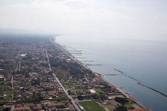 Avenza dans le département Toscane, Italie vue d'en haut