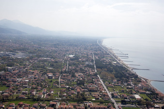 Avenza dans le département Toscane, Italie depuis l'avion