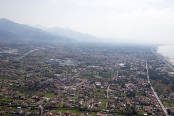 Vue d'oiseau de Avenza dans le département Toscane, Italie
