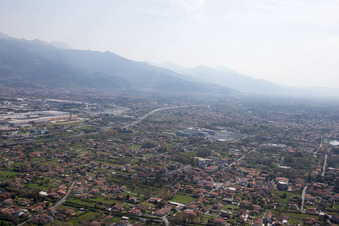 Avenza dans le département Toscane, Italie vue du ciel