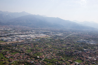 Enregistrement par drone de Avenza dans le département Toscane, Italie
