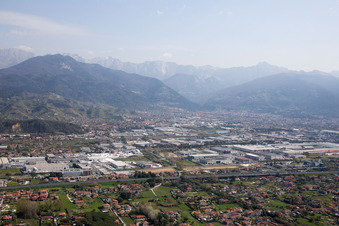 Avenza dans le département Toscane, Italie du point de vue du drone