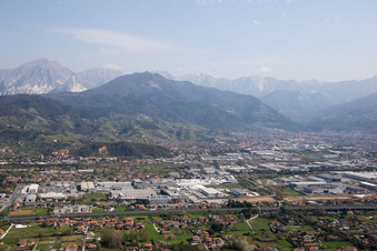 Avenza dans le département Toscane, Italie d'un drone