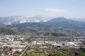 Avenza dans le département Toscane, Italie vu d'un drone