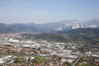 Photographie aérienne de Avenza dans le département Toscane, Italie