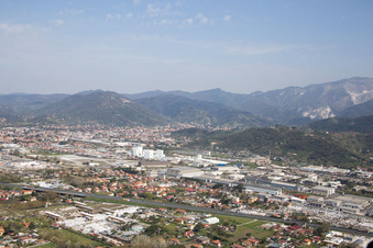 Vue oblique de Avenza dans le département Toscane, Italie