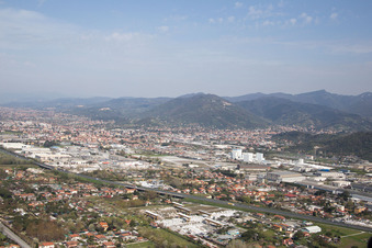 Avenza dans le département Toscane, Italie d'en haut