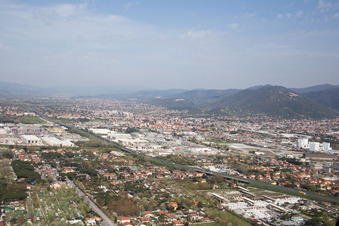 Avenza dans le département Toscane, Italie hors des airs
