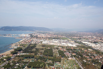 Avenza dans le département Toscane, Italie depuis l'avion