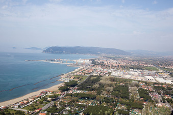 Vue d'oiseau de Avenza dans le département Toscane, Italie