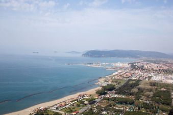 Avenza dans le département Toscane, Italie vue du ciel