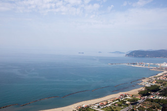 Enregistrement par drone de Avenza dans le département Toscane, Italie