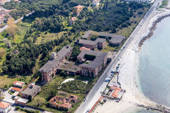 Vue aérienne de Complexe de maisons de vacances du parc de vacances délabré Colonia Ettore Motta à Massa dans le département Massa-Carrara, Italie