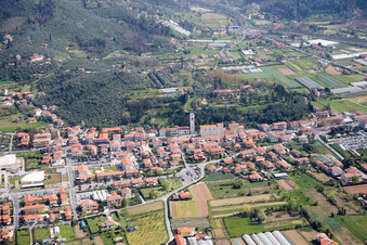 Capezzano Pianore dans le département Toscane, Italie vue d'en haut