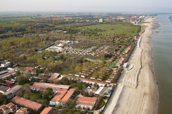 Vue aérienne de Camping familial Vigna sul Mar à le quartier Lido di Pomposa-Lido degli Scacchi in Comacchio dans le département Ferrara, Italie