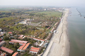 Vue aérienne de Camping familial Vigna sul Mar à le quartier Lido di Pomposa-Lido degli Scacchi in Comacchio dans le département Ferrara, Italie