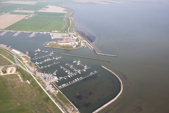 Vue aérienne de Port de plaisance avec postes d'amarrage et postes d'amarrage pour bateaux de plaisance sur les rives de la mer Adriatique en Émilie-Romagne à Goro dans le département Ferrara, Italie