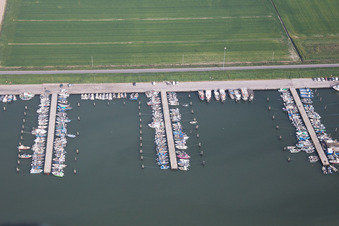Photographie aérienne de Port de plaisance avec postes d'amarrage et postes d'amarrage pour bateaux de plaisance sur les rives de la mer Adriatique en Émilie-Romagne à Goro dans le département Ferrara, Italie