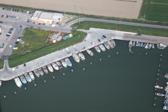 Vue oblique de Port de plaisance avec postes d'amarrage et postes d'amarrage pour bateaux de plaisance sur les rives de la mer Adriatique en Émilie-Romagne à Goro dans le département Ferrara, Italie