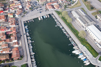 Port de plaisance avec postes d'amarrage et postes d'amarrage pour bateaux de plaisance sur les rives de la mer Adriatique en Émilie-Romagne à Goro dans le département Ferrara, Italie d'en haut