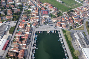 Port de plaisance avec postes d'amarrage et postes d'amarrage pour bateaux de plaisance sur les rives de la mer Adriatique en Émilie-Romagne à Goro dans le département Ferrara, Italie hors des airs