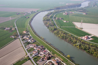 Vue aérienne de Polesinello dans le département Vénétie, Italie