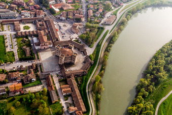 Vue aérienne de Quatre tours du château de Robinie / Castello di Mesola - Delizia Estense sur les rives du Pô en Émilie-Romagne à Mesola dans le département Ferrara, Italie