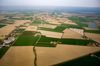 Vue aérienne de Ostellato dans le département Émilie-Romagne, Italie