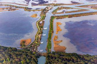 Vue aérienne de Filets de pêche sur la jetée de la côte adriatique à Marina di Ravenna en Émilie-Romagne à Ravenna dans le département Ravenna, Italie