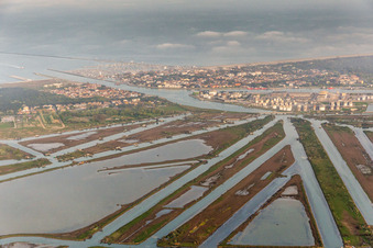 Vue aérienne de Lagune Pialassa Baiona sur la côte Adriatique à Marina di Ravenna en Émilie-Romagne à Ravenna dans le département Ravenna, Italie