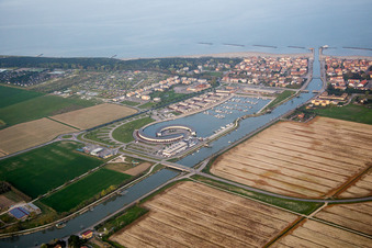 Vue aérienne de Marina avec amarres et postes d'amarrage sur le front de mer de Marina di Porto Reno à Casalborsetti en Émilie-Romagne à Ravenna dans le département Ravenna, Italie