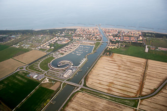 Vue oblique de Casalborsetti dans le département Émilie-Romagne, Italie