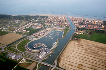 Vue aérienne de Marina avec amarres et postes d'amarrage sur le front de mer de Marina di Porto Reno à Casalborsetti en Émilie-Romagne à Ravenna dans le département Ravenna, Italie