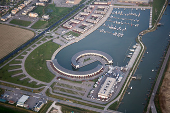 Photographie aérienne de Marina avec amarres et postes d'amarrage sur le front de mer de Marina di Porto Reno à Casalborsetti en Émilie-Romagne à Ravenna dans le département Ravenna, Italie