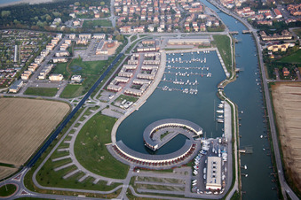 Vue oblique de Marina avec amarres et postes d'amarrage sur le front de mer de Marina di Porto Reno à Casalborsetti en Émilie-Romagne à Ravenna dans le département Ravenna, Italie
