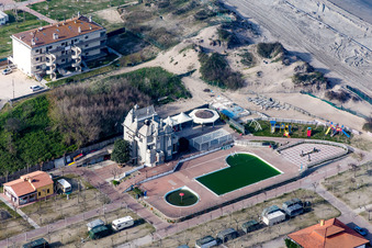 Vue aérienne de Camping Village Internazionale dépendance avec piscine et plage sur la côte adriatique en Vénétie à Chioggia dans le département Metropolitanstadt Venedig, Italie