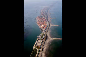 Vue aérienne de Vénétie à le quartier Pellestrina in Venedig dans le département Metropolitanstadt Venedig, Italie