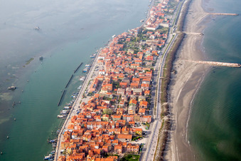 Zone d'implantation dans le district Pellestrina à Venise à Pellestrina dans le département Vénétie, Italie depuis l'avion