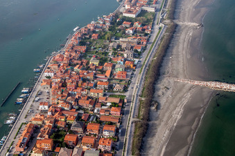 Vue d'oiseau de Zone d'implantation dans le district Pellestrina à Venise à Pellestrina dans le département Vénétie, Italie