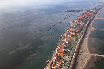 Zone d'implantation dans le district Pellestrina à Venise à Pellestrina dans le département Vénétie, Italie du point de vue du drone