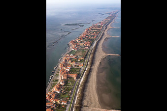Zone d'implantation dans le district Pellestrina à Venise à Pellestrina dans le département Vénétie, Italie vu d'un drone