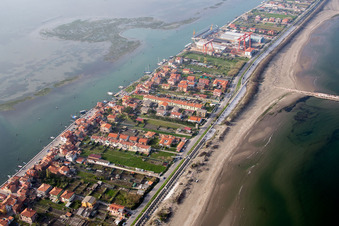 Photographie aérienne de Vue sur la côte de la mer Méditerranée à San Vito dans le département Vénétie, Italie