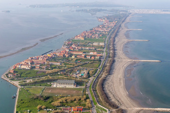Vue aérienne de Développement résidentiel sur la presqu'île du Lido di Venecia dans le quartier de San Pietro in Volta en Vénétie à Venedig dans le département Metropolitanstadt Venedig, Italie