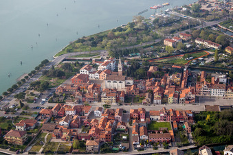 Vue aérienne de Centre du village sur la zone côtière de Lido de Venedig dans le district de Malamoco en Lido en Vénétie à le quartier Lido in Venedig dans le département Metropolitanstadt Venedig, Italie