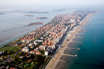 Vue aérienne de Développement résidentiel sur la péninsule Lido de Venedig-Pellestrina en Lido à le quartier Lido in Venedig dans le département Metropolitanstadt Venedig, Italie