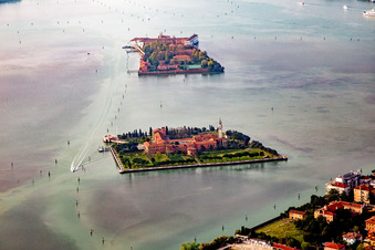 Vue aérienne de Zone côtière de l'Isola Di San Lazzaro et San Servolo - Île du Lido à Venedig dans le département Metropolitanstadt Venedig, Italie