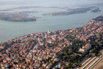 Vue aérienne de Lido de Venise à Venezia dans le département Vénétie, Italie