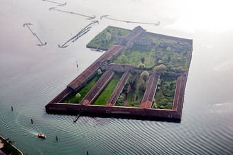 Vue aérienne de Lido de Venise, Lazzaretto Vecchio à Venezia dans le département Vénétie, Italie