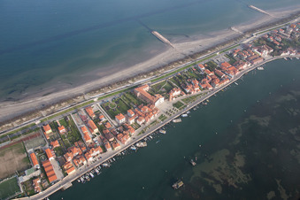 Vue aérienne de Vue de la côte méditerranéenne à San Vito à Venedig dans le département Metropolitanstadt Venedig, Italie