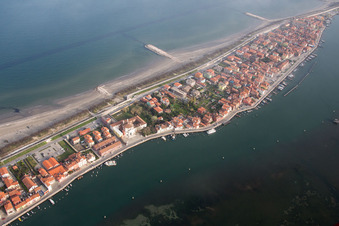 Vue aérienne de Vue de la côte méditerranéenne à San Vito à Venedig dans le département Metropolitanstadt Venedig, Italie